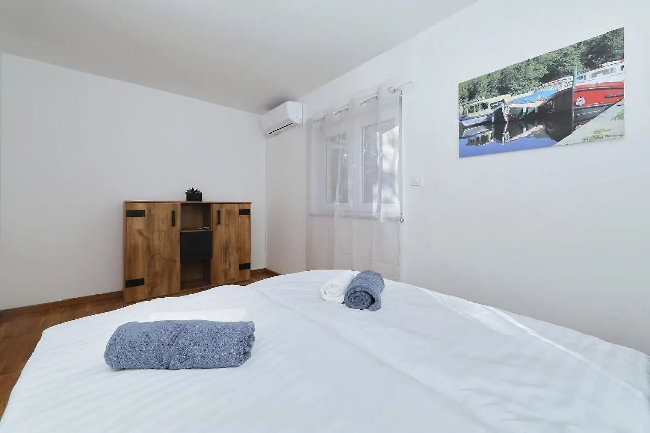 Apartments Oliva Vrsi